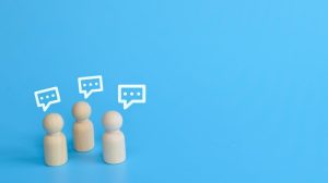 人形が噂話をしている