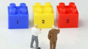 シリーズ化された赤、青、黄色のブロック